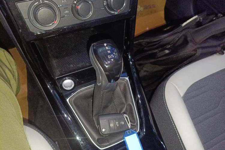 Used Volkswagen Tharu 2025 New Sharp 300TSI Ambitious Edition Gear Lever