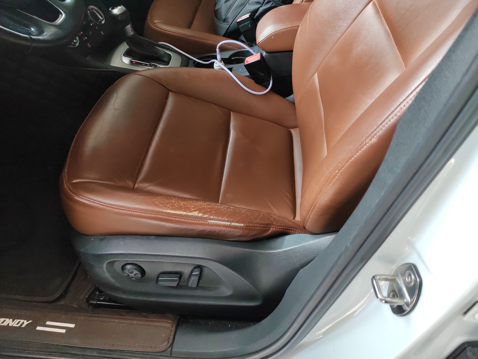 Переднее сиденье в автомобиле