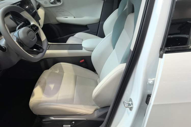 Used Lynk & Co 06 EM-P 2023 EM-P 56 Standard Range Pro