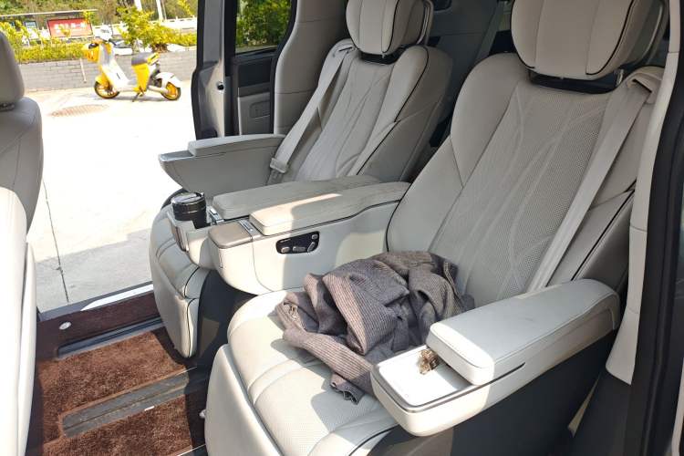 Used XPeng X9 2024 702 Ultra-Long Range Pro Left Rear Seat