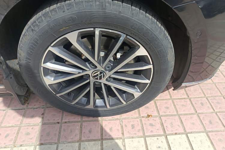 Used Volkswagen Magotan 2020 380TSI DSG Luxury Version Right Front Wheel Hub