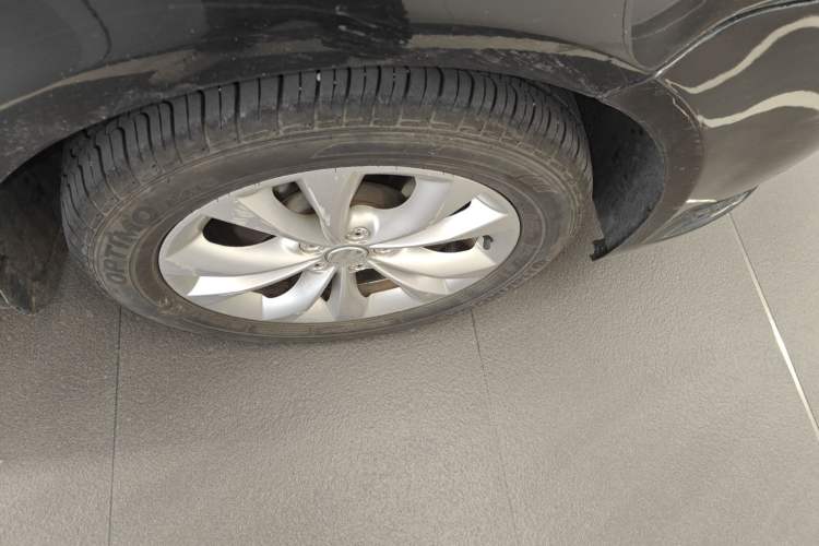 Used Volkswagen Lavida 2011 1.6L Automatic Premium Edition Right Front Wheel Hub