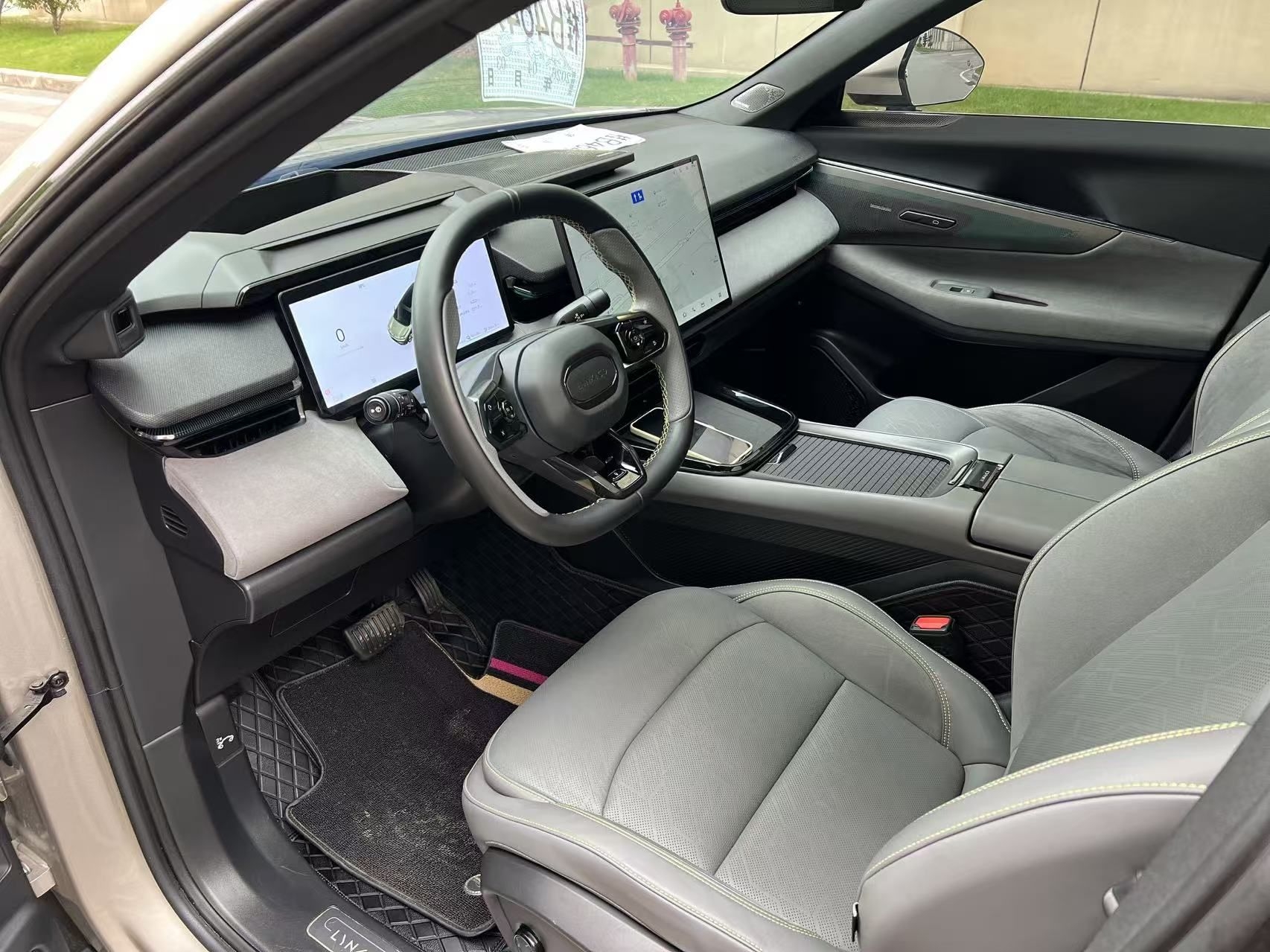 Переднее сиденье в автомобиле