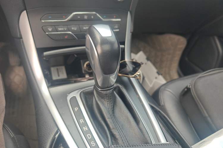 Used Ford Edge 2016 EcoBoost 245 Two-Wheel-Drive Titanium 7-Seater Gear Lever