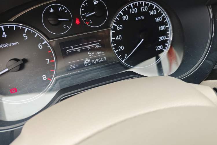 Used Nissan Tiida 2011 1.6L CVT Smart Version Odometer Close Up