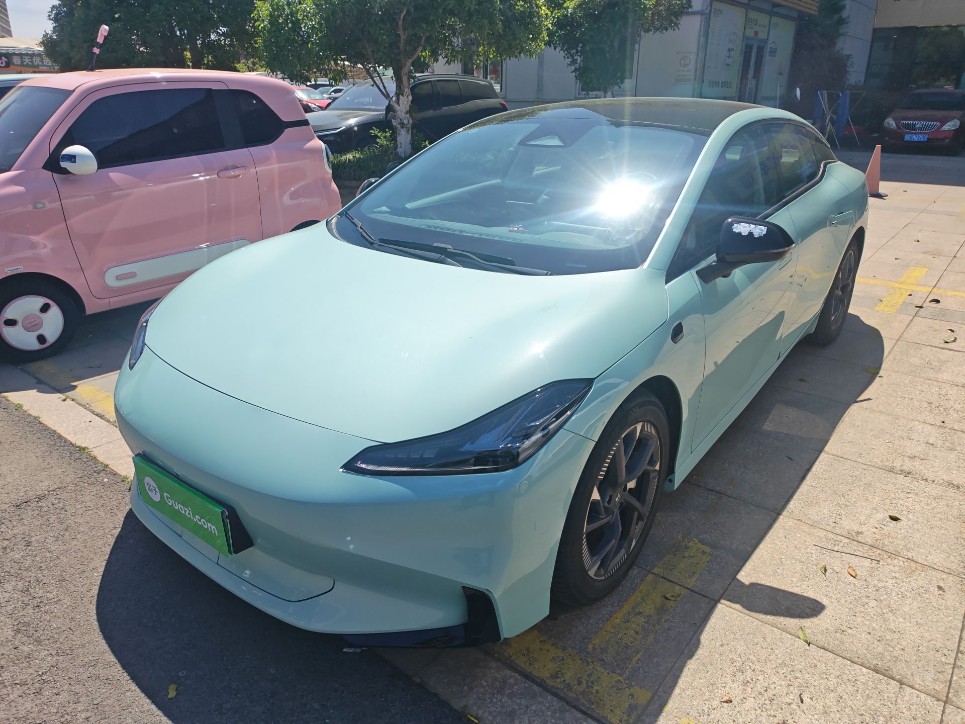 تحت مقدمة السيارة