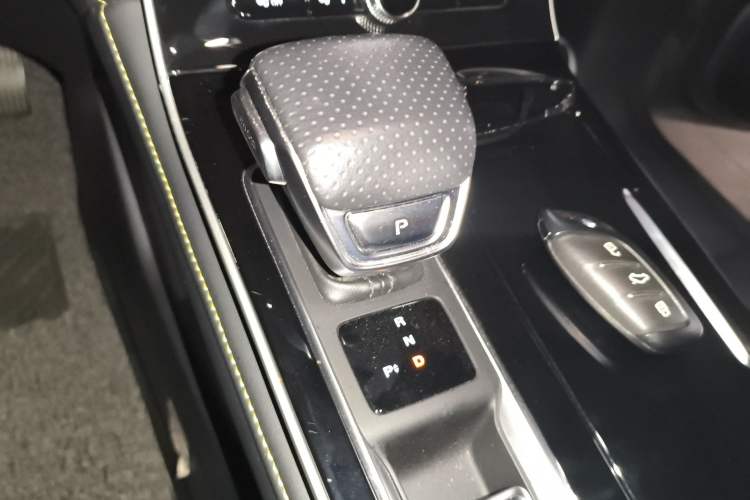 Used Roewe i6 MAX New Energy 2020 1.5T PHEV Cool & Stylish Skyroof Edition Gear Lever