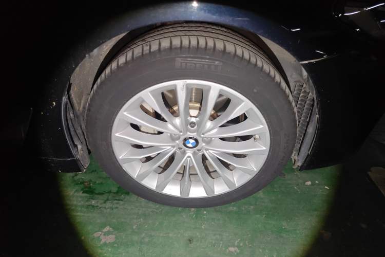 Used BMW 5 Series New Energy 2021 535Le Luxury Package Right Front Wheel Hub