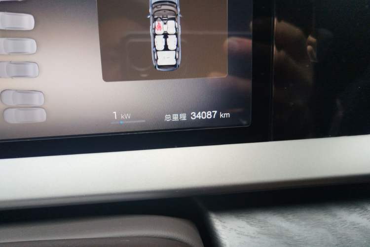 Used Denza D9 2025 DM-i Smart Drive 1020 Four-Wheel Drive Deluxe Model Odometer Close Up