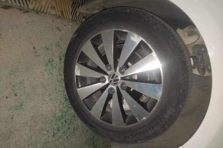 Used Volkswagen Sagitar 2017 1.6L Automatic Comfort Model Right Front Wheel Hub