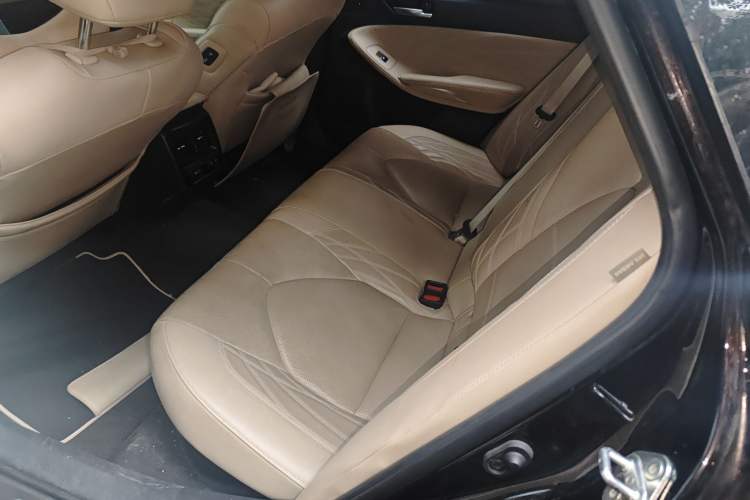 Used Toyota Avalon 2019 Dual-Engine 2.5L XLE Prestige Version China VI Standard
