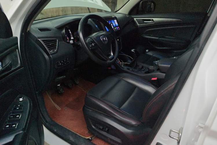 Used CHANGAN CS75 2014 2.0L Manual Leading Version China IV Standard
