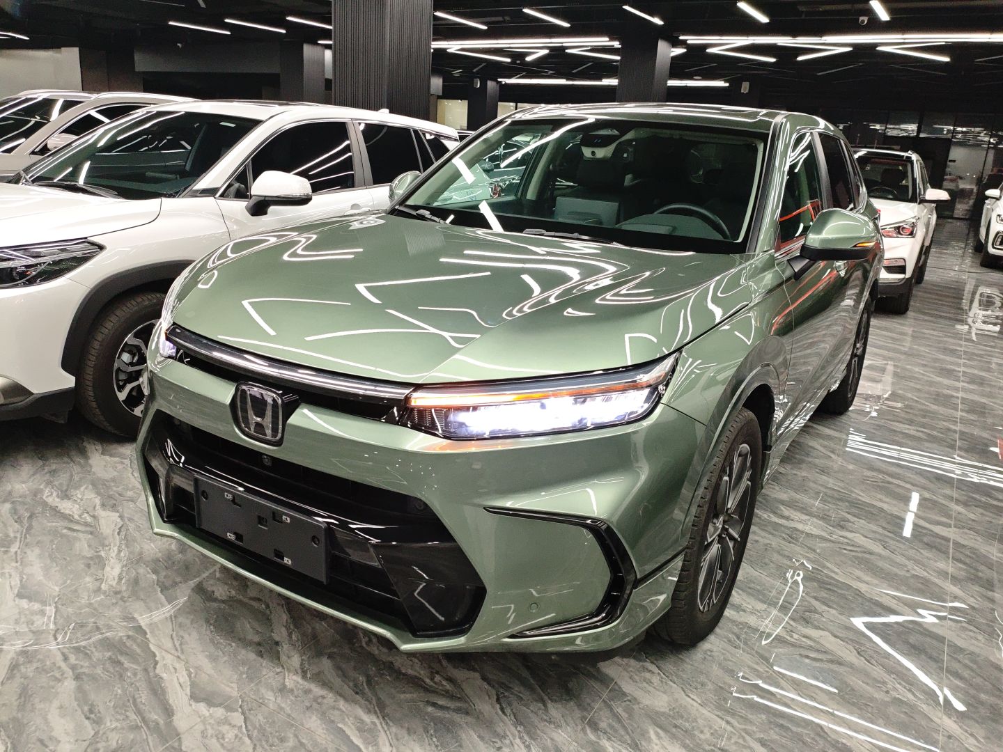 تحت مقدمة السيارة