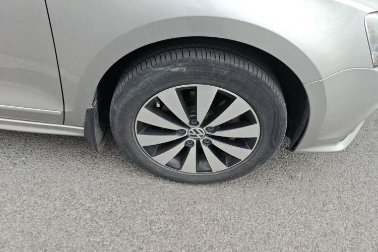 Used Volkswagen Sagitar 2017 230TSI Automatic Comfort Version Right Front Wheel Hub