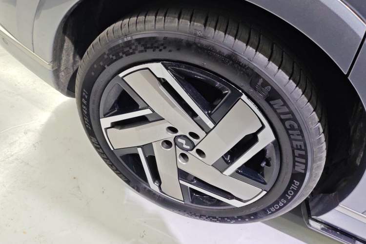 Used ONVO Luxeed L90 2025 Model—Ultra Six-Seater Version