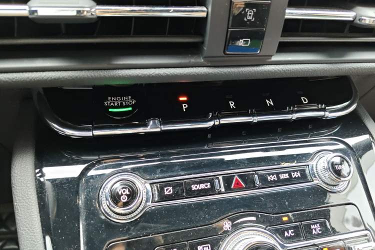 Used Lincoln Corsair 2021 2.0T Two-Wheel-Drive Luxury Edition Gear Lever