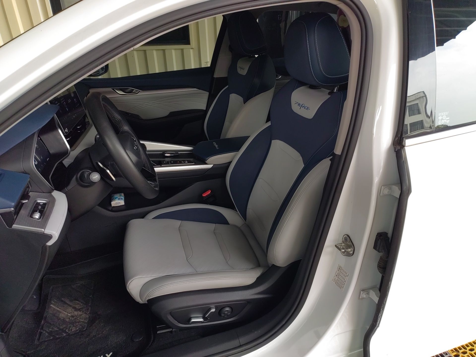 المقاعد الأمامية داخل السيارة