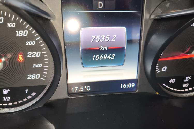 Used Mercedes-Benz GLC 2019 Facelift GLC 260 L 4MATIC Luxury Model Odometer Close Up