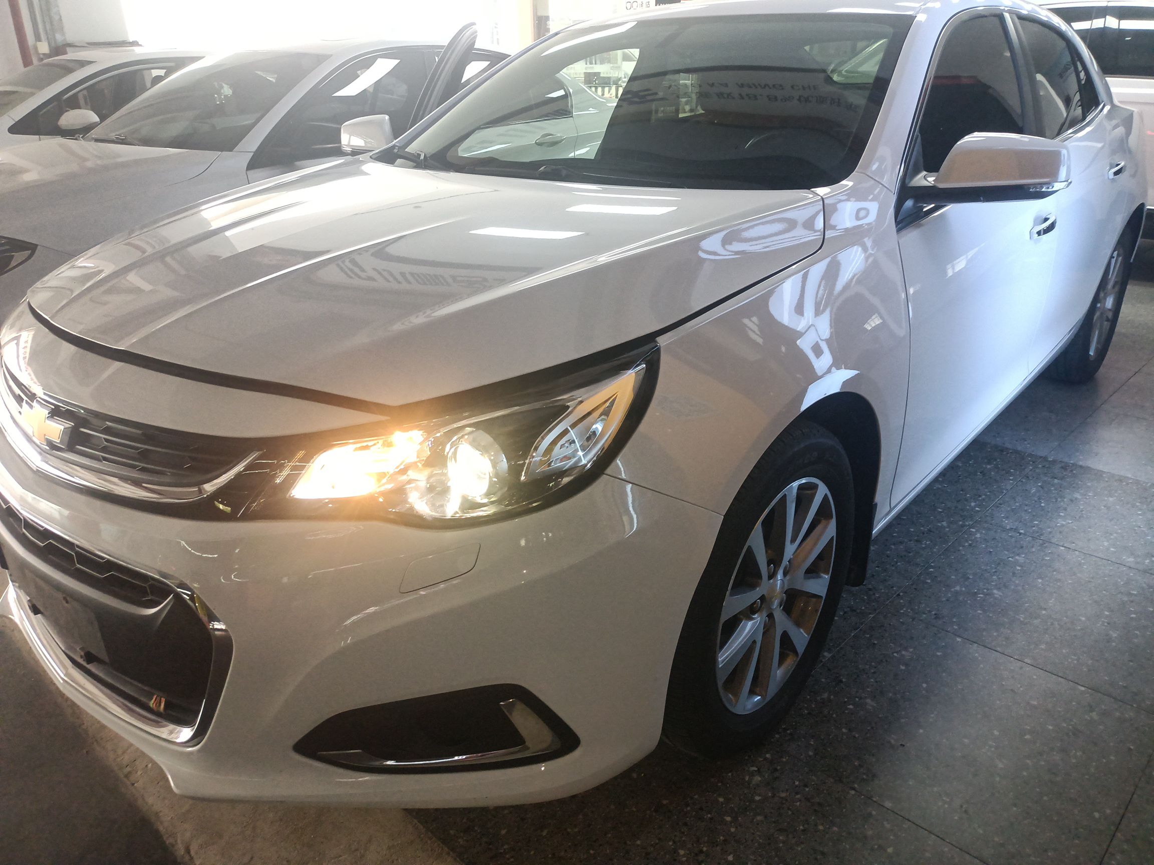 تحت مقدمة السيارة