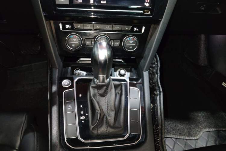 Used Volkswagen Magotan 2019 330TSI DSG Luxury Version China VI Standard Gear Lever