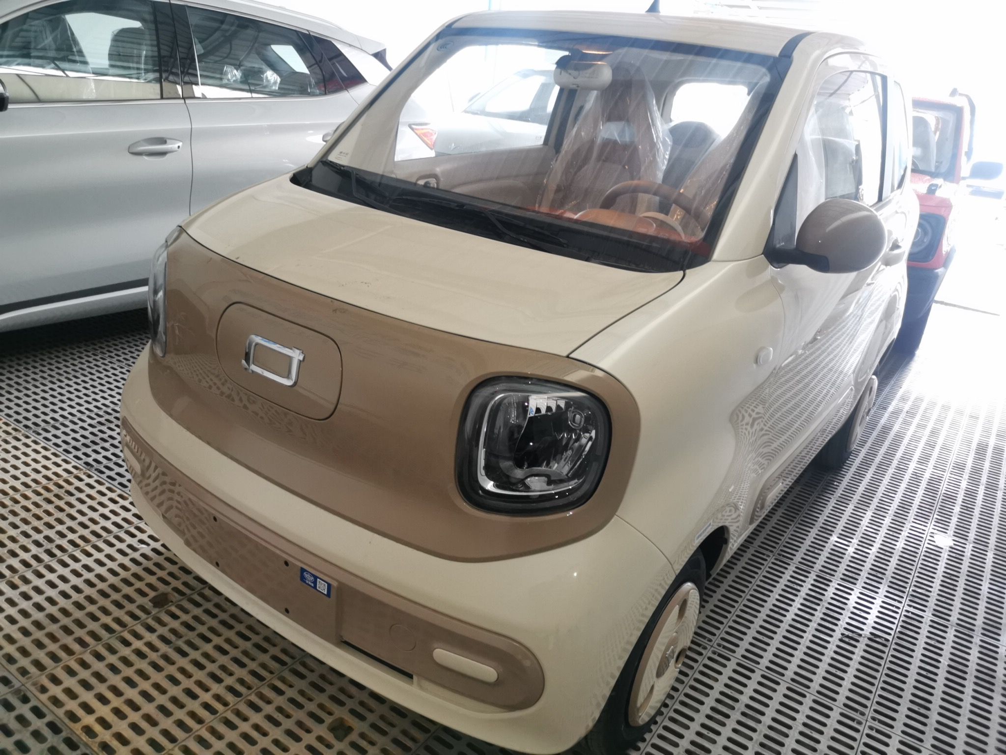 تحت مقدمة السيارة