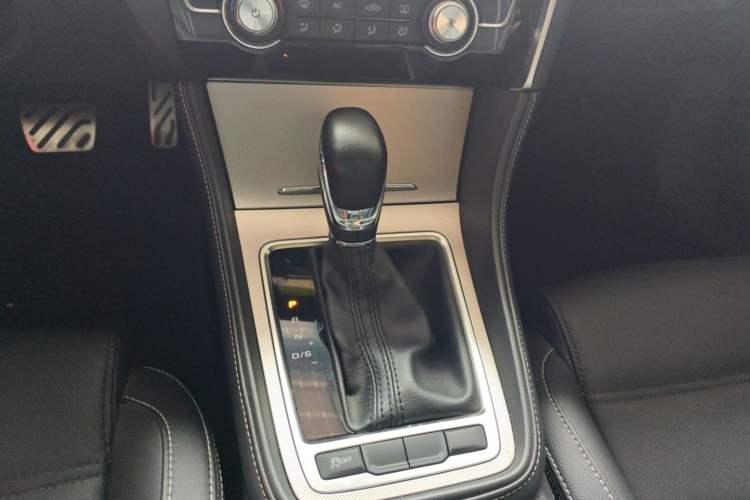 Used MG 6 2017 20T Automatic Luxury Smart Connect Version China V Standard Gear Lever