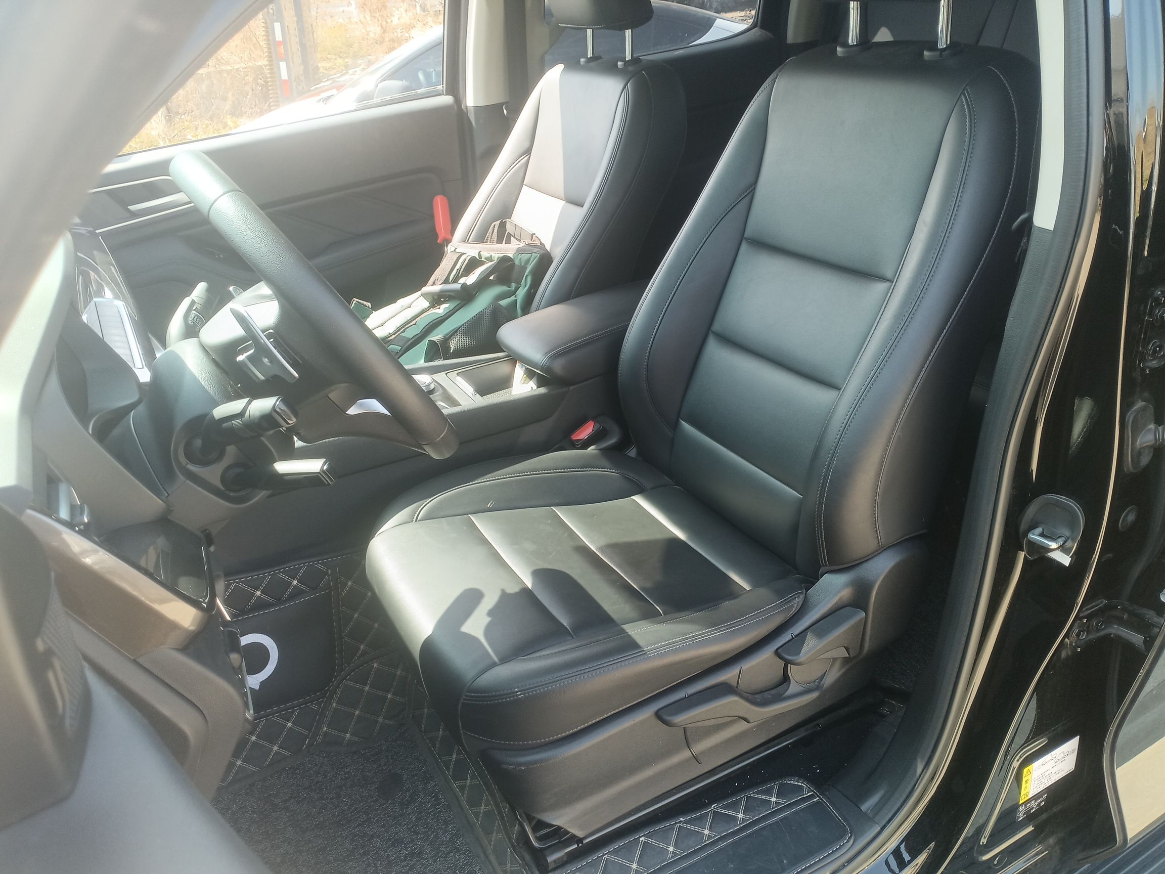 المقاعد الأمامية داخل السيارة