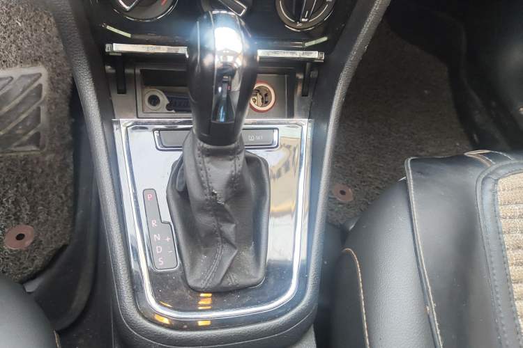 Used Volkswagen C-TREK 2018 230TSI DSG Comfort Model Gear Lever