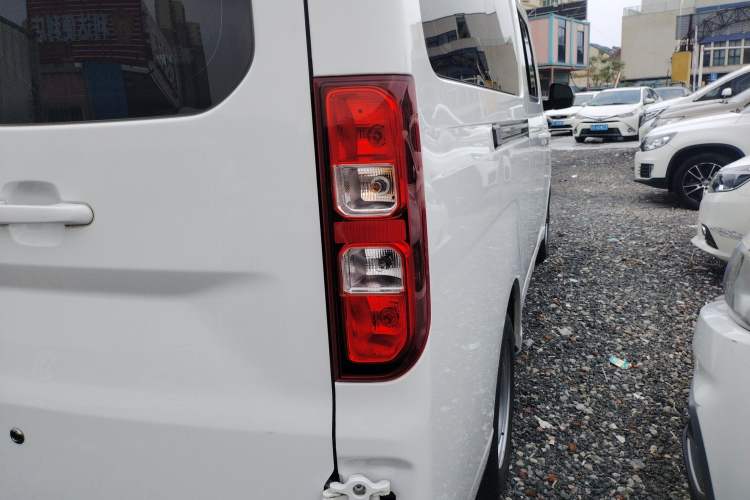 Used Wuling Yangguang 2024 300KM Comfort Version Passenger Van 75kW
