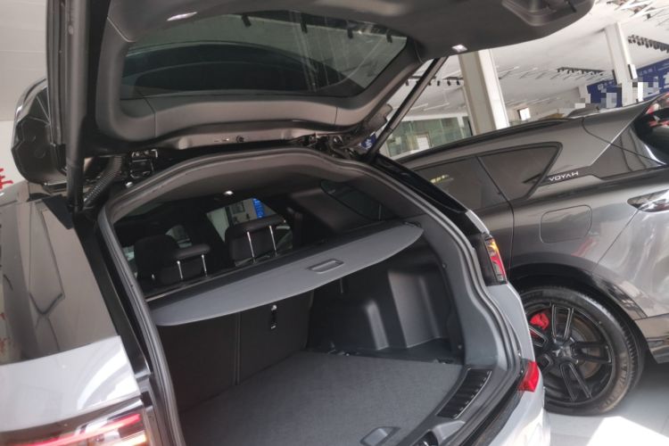 Used Land Rover Discovery Sport 2020 249 PS R-Dynamic Performance Edition Trunk