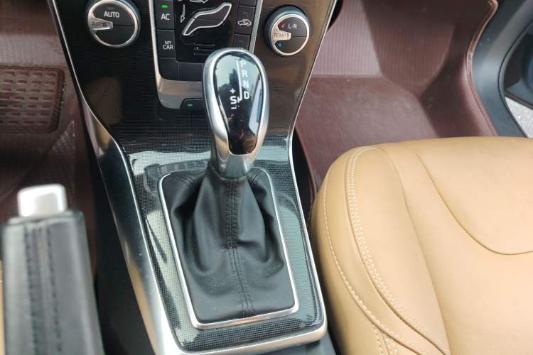 Used Volvo V40 2018 T3 Zhiyi Edition Gear Lever