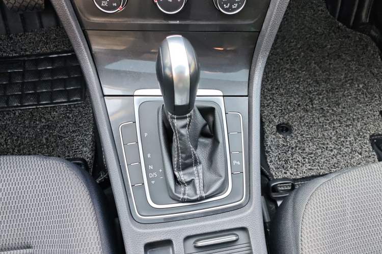 Used Volkswagen Golf 2017 1.6L Automatic Comfort Million-Vehicle Anniversary Edition
