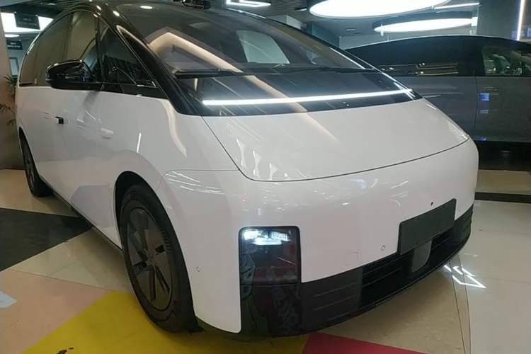 Used Li Auto MEGA 2025 Ultra Smart Refreshed Edition Front Right 45 Deg