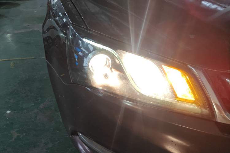 Used Geely Auto Emgrand 2017 Sedan Million Edition 1.5L Manual Upward Connect Version Right Front Headlight