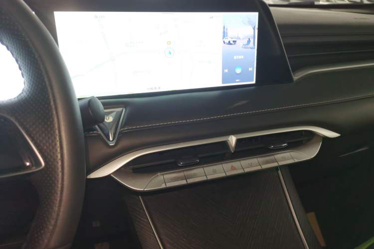 Used Venucia V 2022 260T Black Horse Edition · Idol
