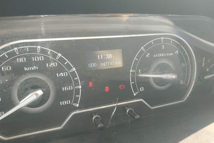 Used SAIC MAXUS Xintu V80 2023 2.0T Manual Classic City Delivery King Short Wheelbase Mid-Roof 3-Seater
