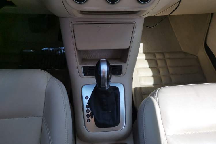 Used Volkswagen Tiguan 2015 1.8TSI Automatic Two-Wheel Drive Comfort Edition Gear Lever
