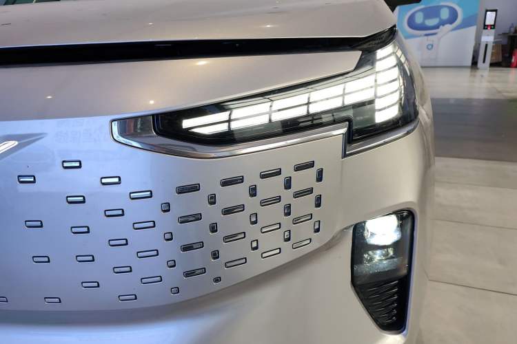 Used Volvo EM90 2025 Ultra Six-Seater
