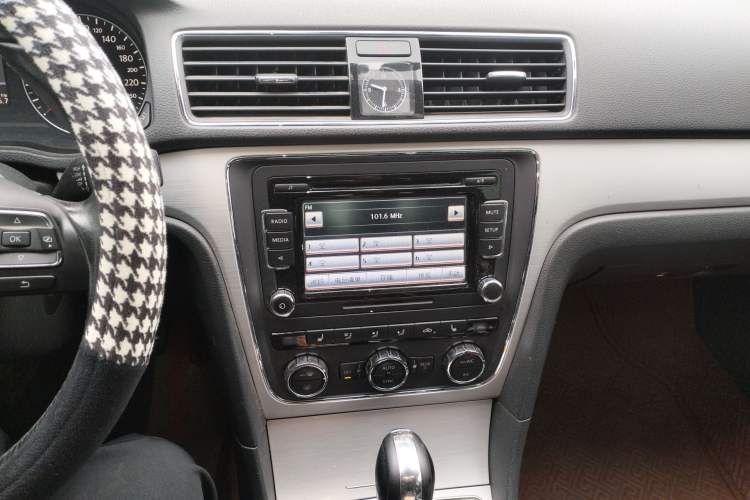 Used Volkswagen Passat 2013 1.8TSI DSG Prestige Edition Audio And AC Panel