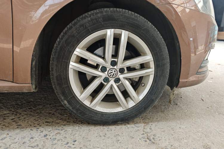 Used Volkswagen Gran Lavida 2015 1.6L Automatic Comfort Edition Right Front Wheel Hub