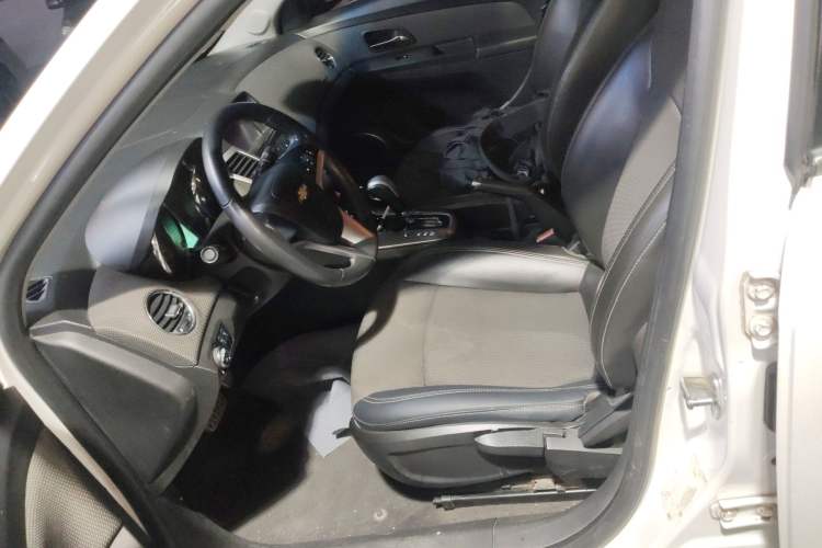 Used Chevrolet Cruze 2013 Hatchback 1.6T Automatic Flagship Model Left Front Seat