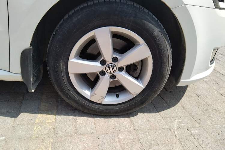 Used Volkswagen Gran Lavida 2013 1.6L Manual Fashion Model Right Front Wheel Hub