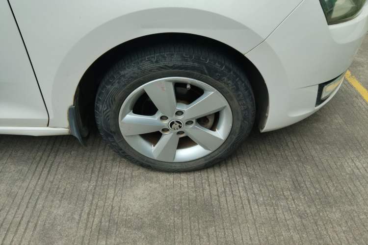 Used Skoda Rapid 2015 1.6L Automatic Smart Selection Model
