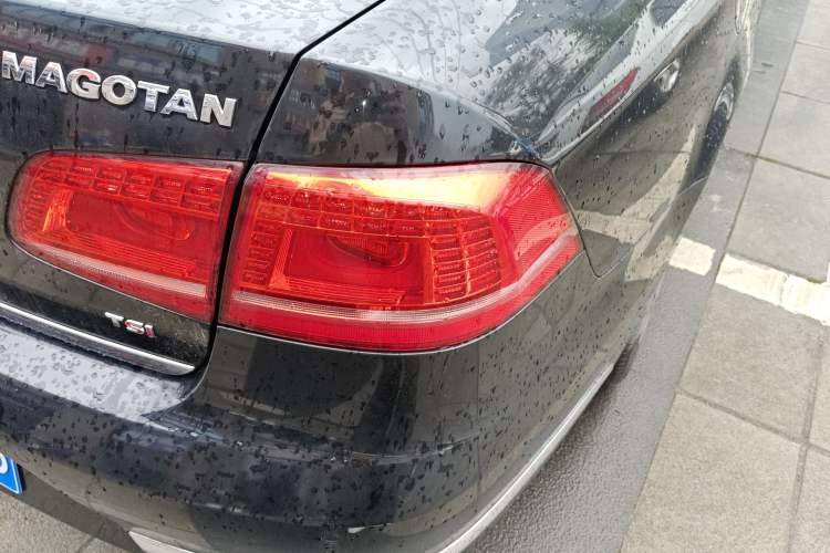 Used Volkswagen Magotan 2013 1.8TSI Luxury Model Right Rear Taillight