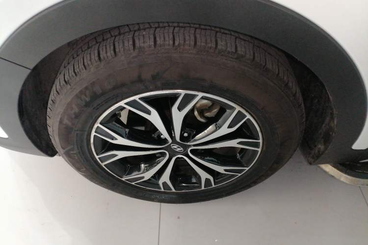 Used Hyundai Santa Fe 2017 2.0T Automatic All-Wheel Drive Smart 7-Seater Left Front Wheel Hub