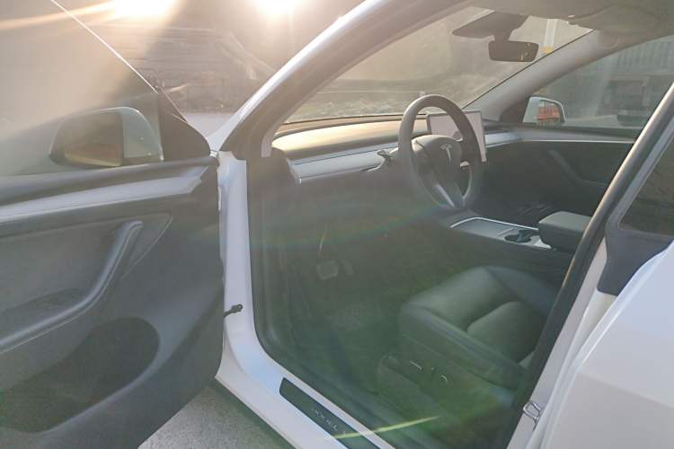 Used Tesla Model Y 2023 Long-Range All-Wheel-Drive Version