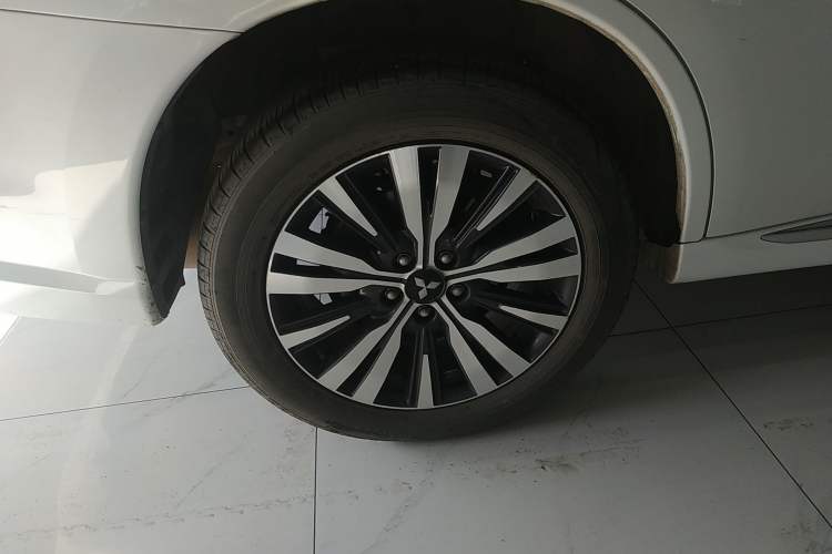 Used Mitsubishi Outlander 2021 Revised Version 2.0L Two-Wheel Drive Comfort Edition 5 Seats Right Rear Wheel Hub