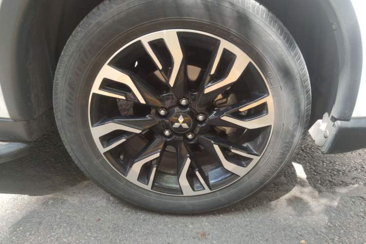 Used Mitsubishi Outlander 2020 2.4L 4x4 Zhi Xiang Edition 5 Seats Right Front Wheel Hub