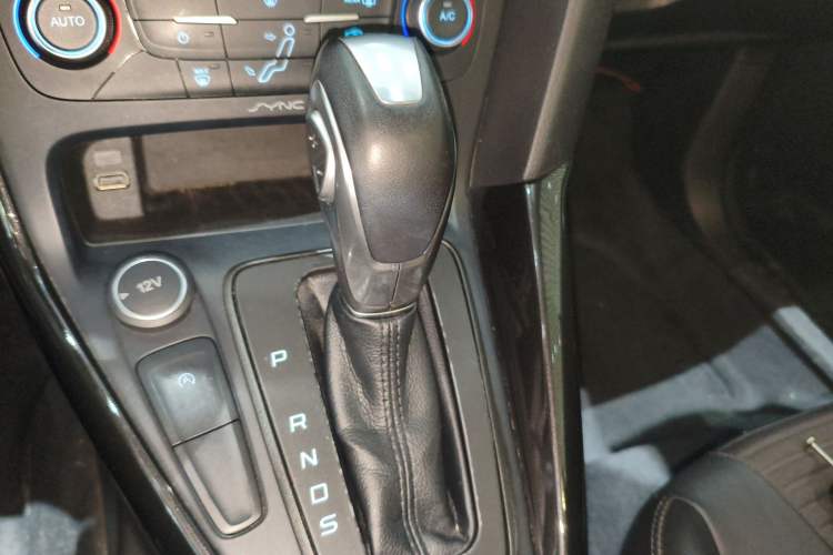 Used Ford Focus 2018 Hatchback Classic EcoBoost 180 Automatic Elite Model Gear Lever