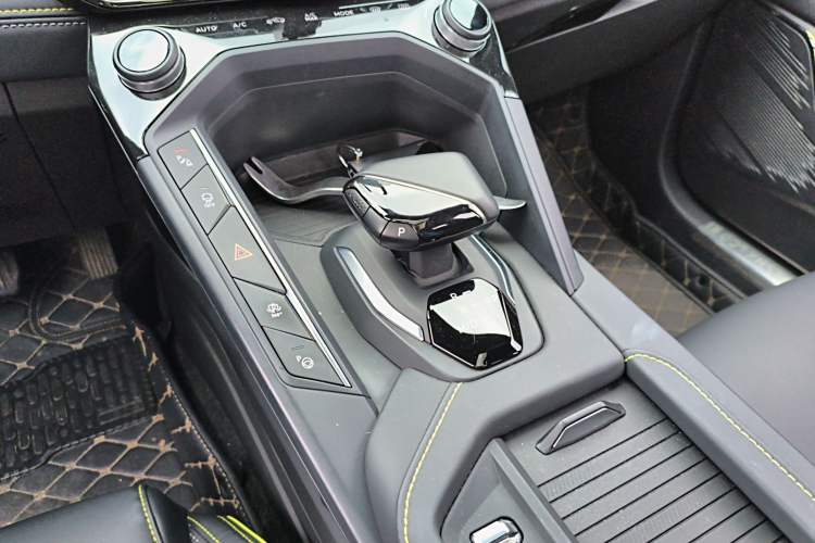 Used Lynk & Co 06 2023 Remix 1.5T Dynamic Halo Gear Lever